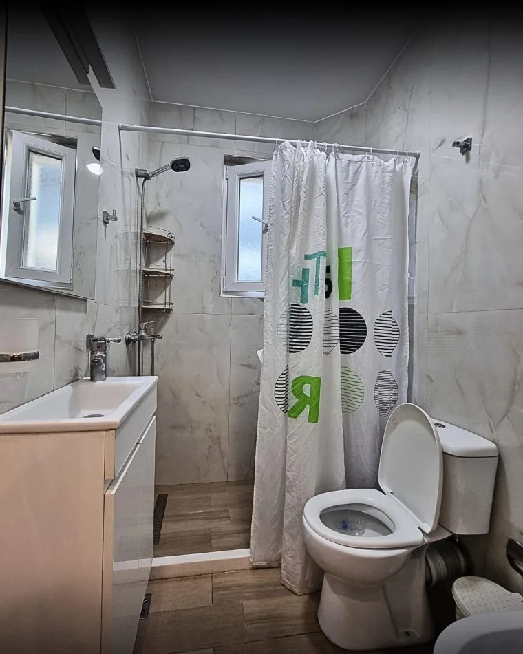 Tirane, jepet me qera apartament 2+1+Ballkon Kati 4, 690 € 