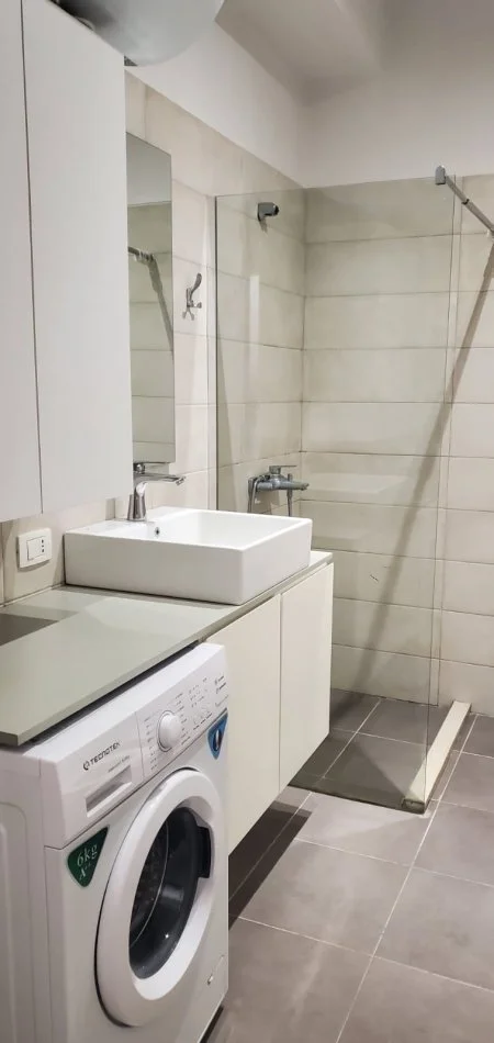 Tirane, jepet me qera apartament 1+1+Ballkon Kati 8, 60 m² 400 € 