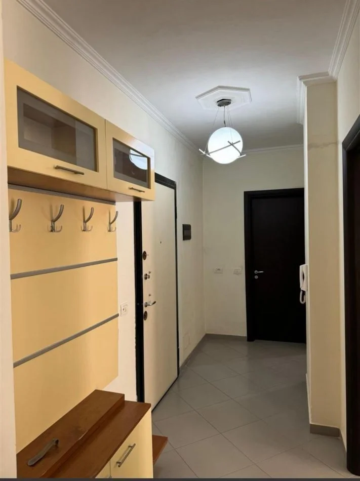 Tirane, jepet me qera apartament 2+1 Kati 1, 400 € 