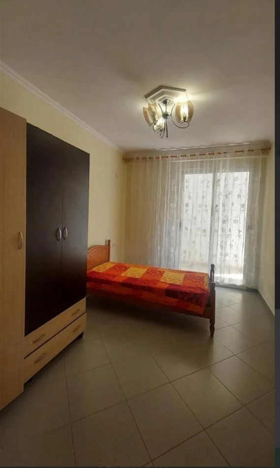 Tirane, jepet me qera apartament 2+1 Kati 1, 400 € 
