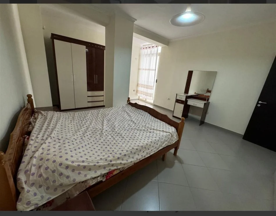 Tirane, jepet me qera apartament 2+1 Kati 1, 400 € 