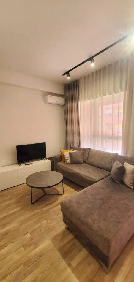 Tirane, jepet me qera apartament 1+1+Ballkon Kati 8, 60 m² 400 € 