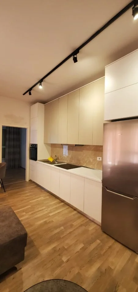 Tirane, jepet me qera apartament 1+1+Ballkon Kati 8, 60 m² 400 € 