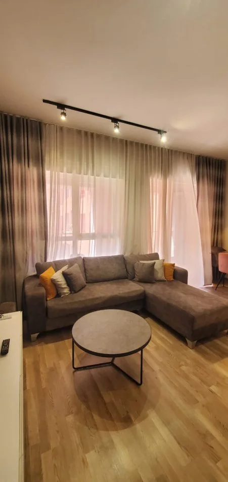 Tirane, jepet me qera apartament 1+1+Ballkon Kati 8, 60 m² 400 € 