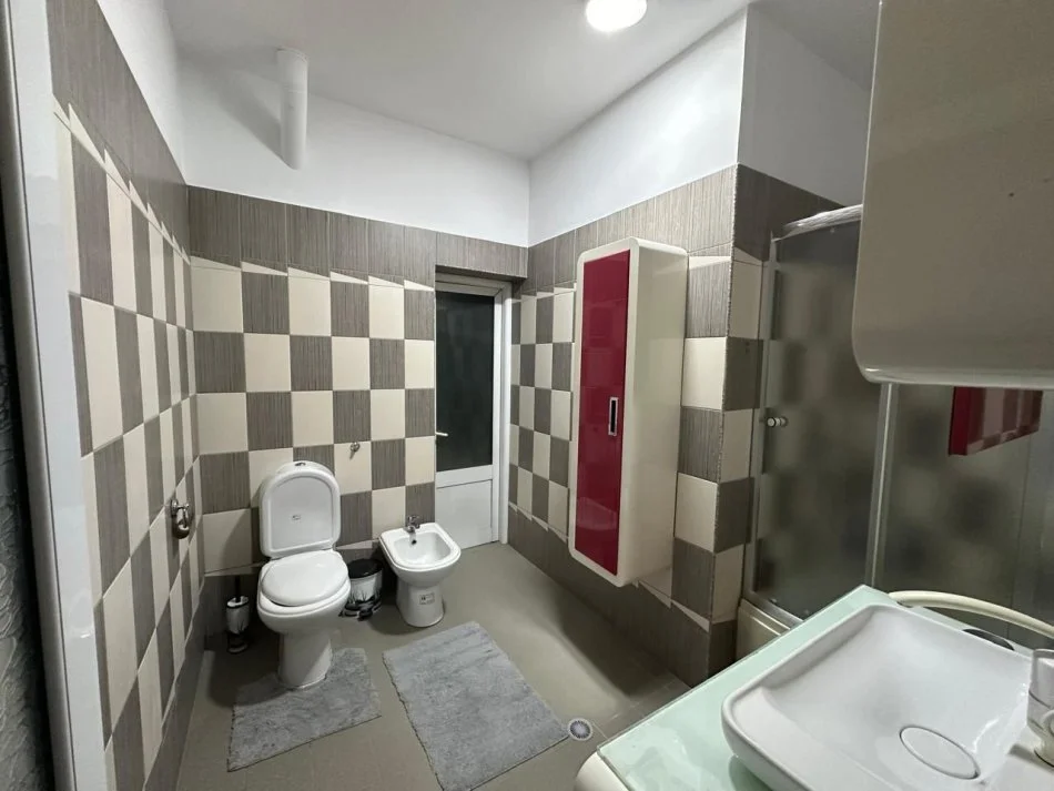 Tirane, jepet me qera Vile 3+1+Aneks+Ballkon Kati 2, 750 €