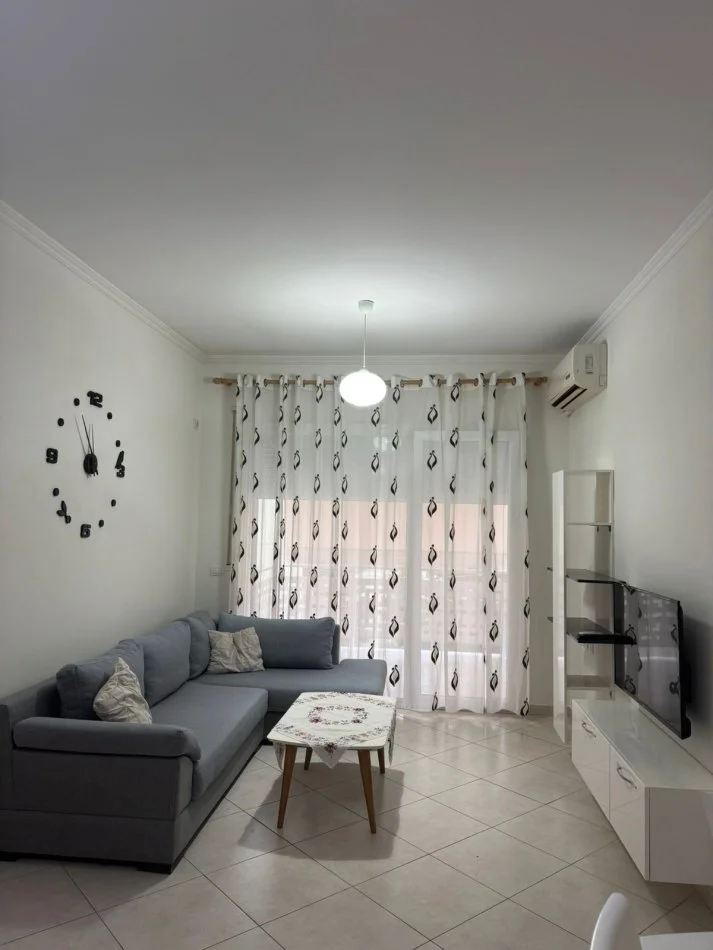 Tirane, jepet me qera apartament 2+1+Aneks+Ballkon Kati 2, 115 m² 500 € (Pran kopshtit botanik te xhamia,2+1+2)
