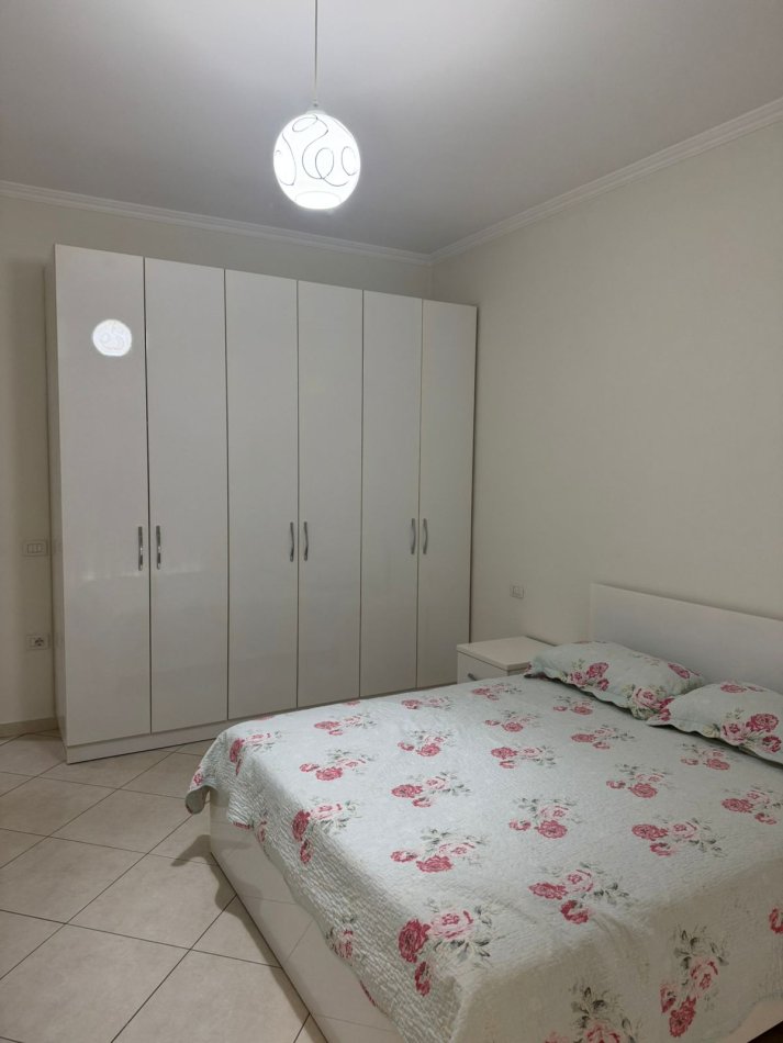 Tirane, jepet me qera apartament 2+1+Aneks+Ballkon Kati 2, 115 m² 500 € (Kopshti botanik 2+1+2)