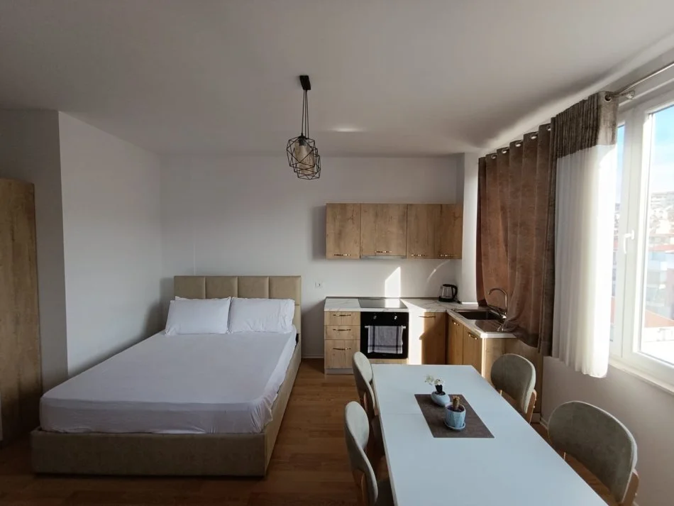 Tirane, jepet me qera 1+1+Aneks+Ballkon Kati 9, 750 € (Ap 1+1 dhe garsionere ideale per booking,Ura big market)