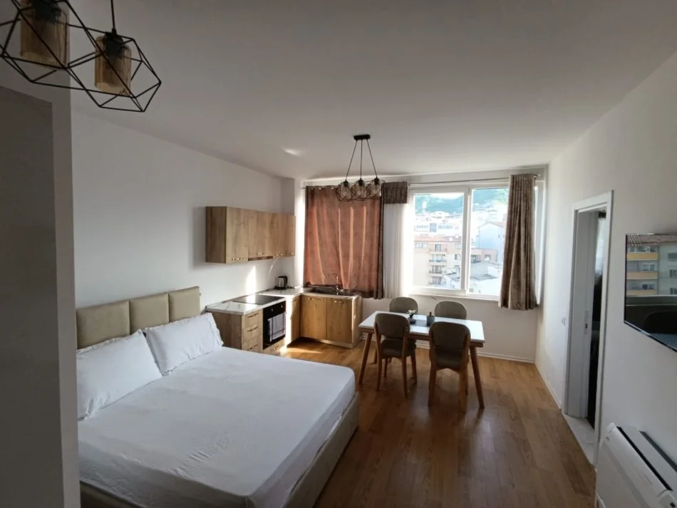 Tirane, jepet me qera 1+1+Aneks+Ballkon Kati 9, 750 € (Ap 1+1 dhe garsionere ideale per booking,Ura big market)