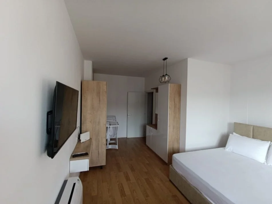 Tirane, jepet me qera 1+1+Aneks+Ballkon Kati 9, 750 € (Ap 1+1 dhe garsionere ideale per booking,Ura big market)