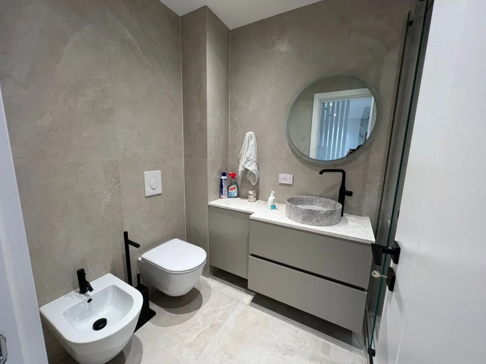 Tirane, jepet me qera apartament 1+1+Ballkon Kati 4, 70 m² 900 € (Parku Olimpik)