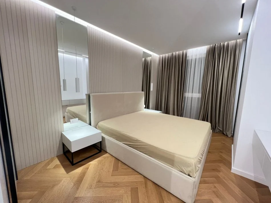 Tirane, jepet me qera apartament 1+1+Ballkon Kati 4, 70 m² 900 € (Parku Olimpik)