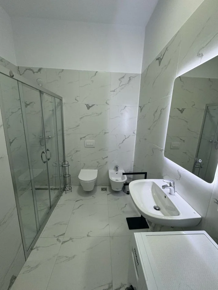 Tirane, jepet me qera apartament 1+1+Ballkon Kati 3, 70 m² 800 € (Delijorgji)