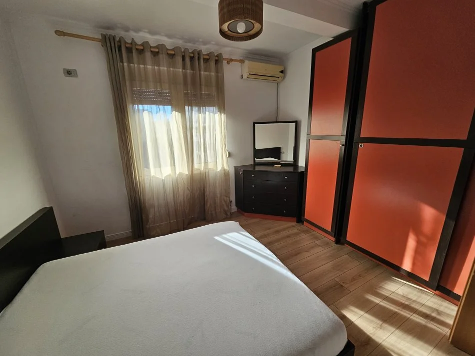 Tirane, jepet me qera apartament 2+1+Ballkon Kati 3, 95 m² 650 € (Komuna e Parisit)