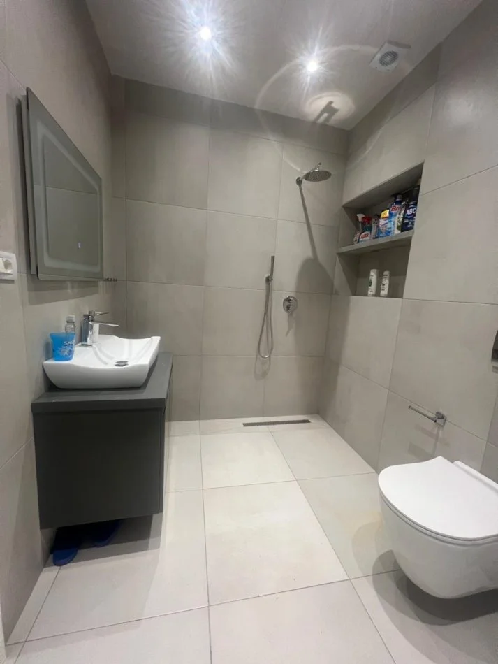 Tirane, jepet me qera apartament 1+1+Aneks+Ballkon Kati 2, 65 m² 651 € (Ish blloku)