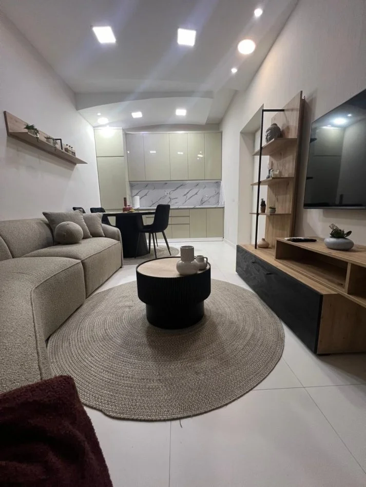 Tirane, jepet me qera apartament 1+1+Aneks+Ballkon Kati 2, 65 m² 651 € (Ish blloku)