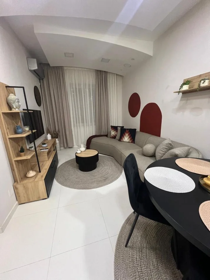 Tirane, jepet me qera apartament 1+1+Aneks+Ballkon Kati 2, 65 m² 651 € (Ish blloku pallatet agimi)