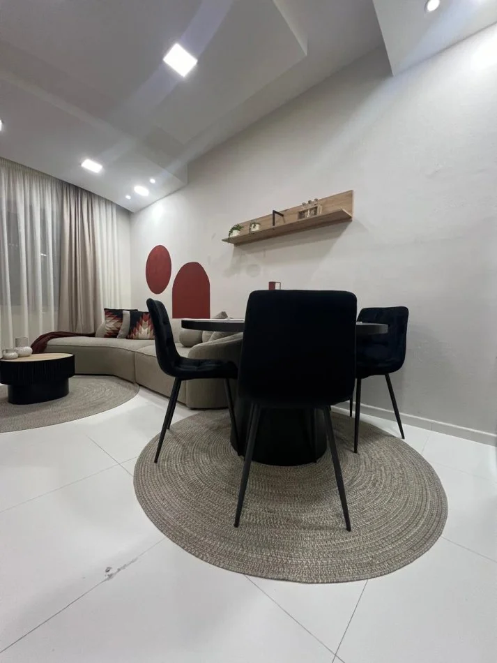 Tirane, jepet me qera apartament 1+1+Aneks+Ballkon Kati 2, 65 m² 651 € (Ish blloku pallatet agimi)