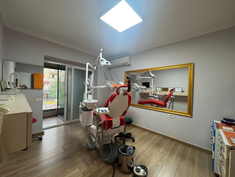 Tirane, jepet me qera ambjent biznesi Kati 2, 65 m² 700 € (Ish stacioni fundit i tiranes re)