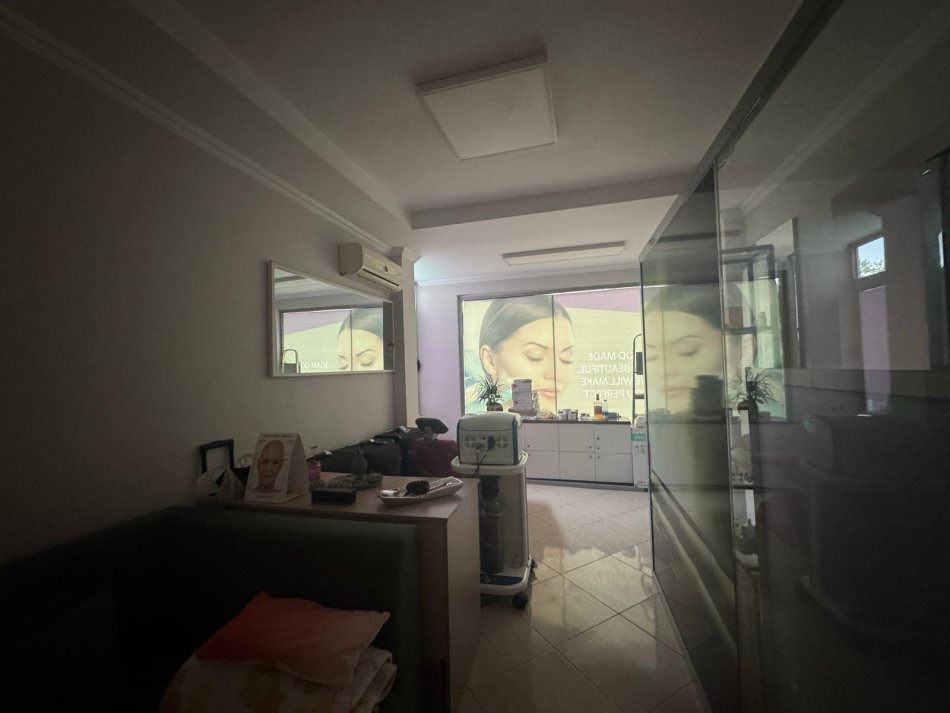 Tirane, jepet me qera ambjent biznesi Kati 2, 65 m² 700 € (Ish stacioni fundit i tiranes re)
