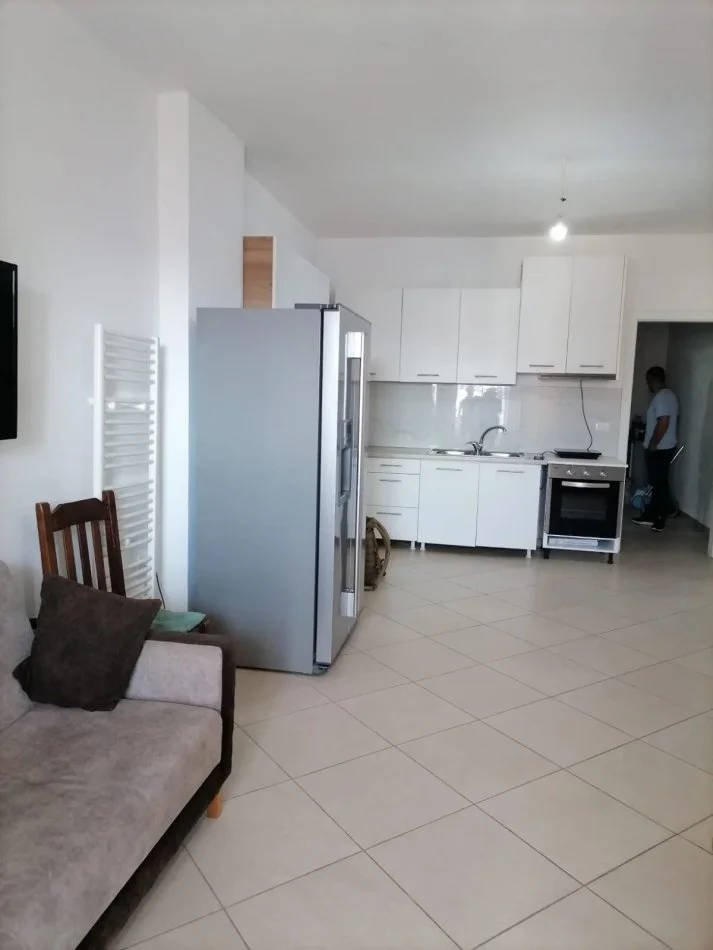 Tirane, jepet me qera apartament 2+1+Ballkon Kati 4, 108 m² 300 € (Rramazan Gaxherri)