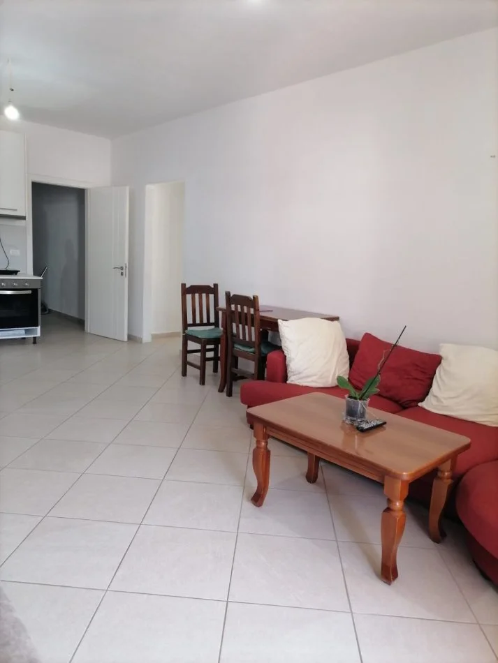 Tirane, jepet me qera apartament 2+1+Ballkon Kati 4, 300 €