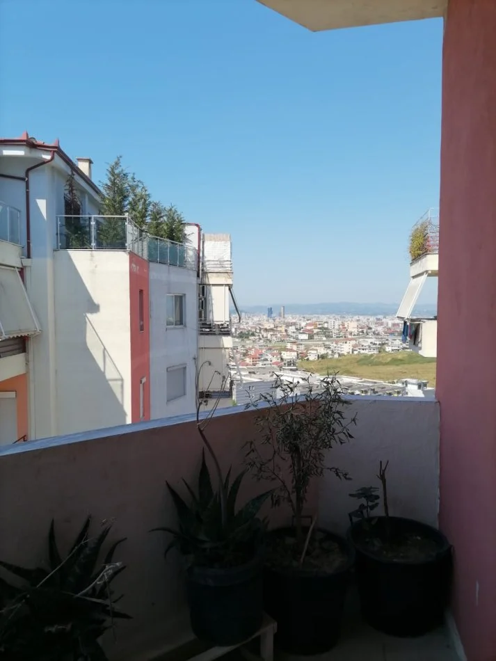 Tirane, jepet me qera apartament 2+1+Ballkon Kati 4, 108 m² 300 € (Rruga Rramazan Gaxherri)