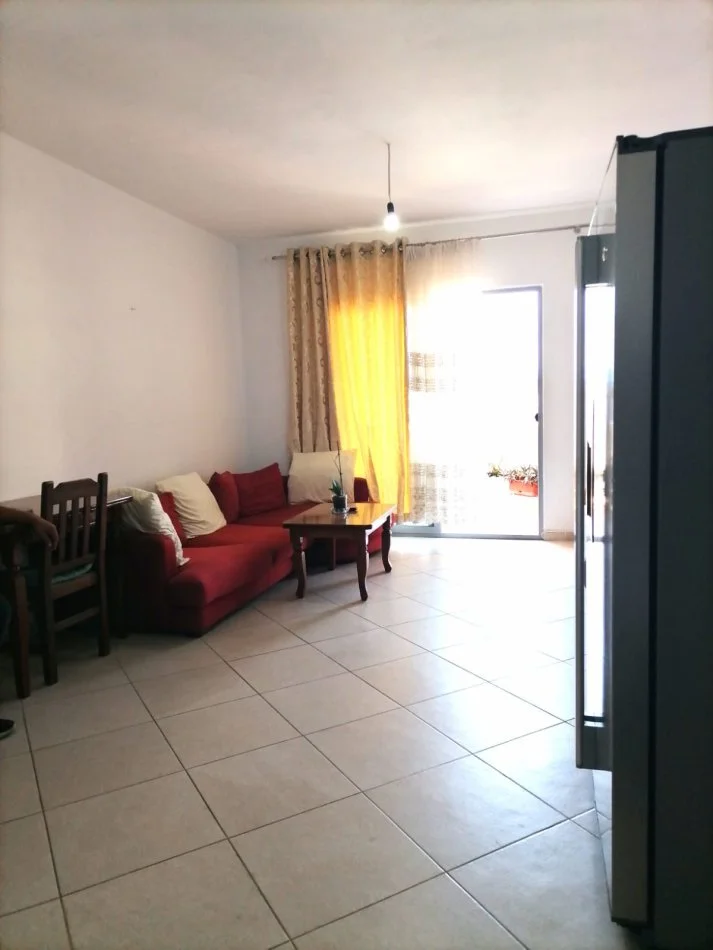 Tirane, jepet me qera apartament 2+1+Ballkon Kati 4, 108 m² 300 € (Rruga Rramazan Gaxherri)