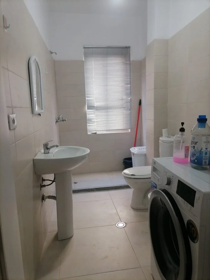 Tirane, jepet me qera apartament 2+1+Ballkon Kati 4, 108 m² 300 € (Rruga Rramazan Gaxherri)