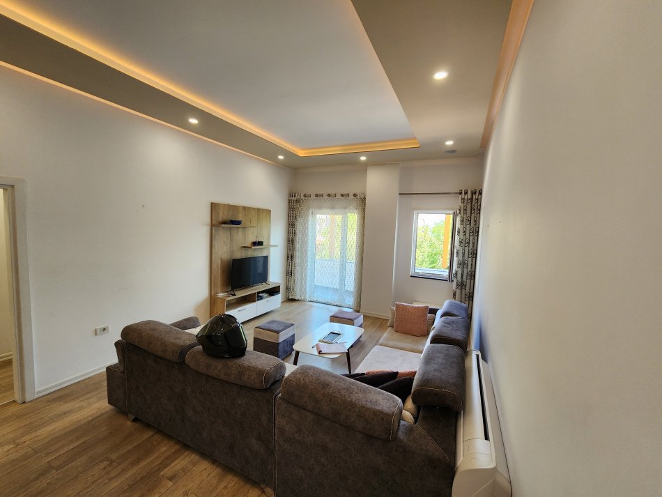 Tirane, jepet me qera apartament 2+1+Aneks+Ballkon Kati 2, 110 m² 800 € (2+1+2 kopshti zoologjik)