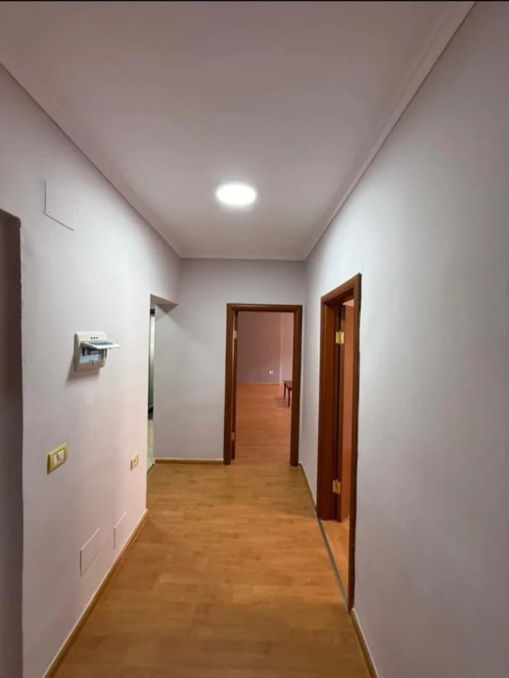 Tirane, jepet me qera apartament 2+1 Kati 3, 86 m² 500 € (Fadil Rada)