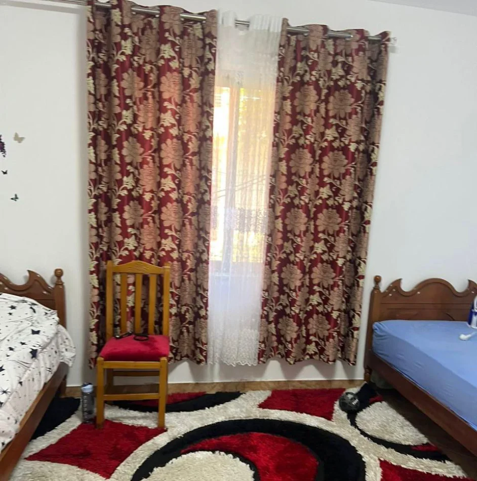 Tirane, ndarje qeraje Vile 2+1+Ballkon Kati 1, 88 € (Rruga Elbasanit)