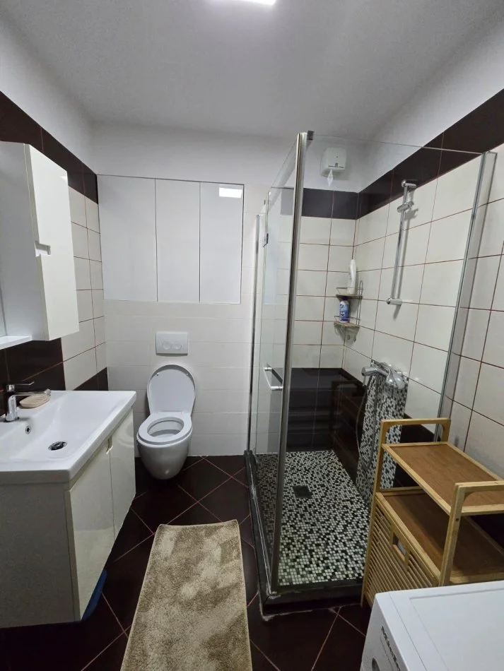 Tirane, jepet me qera apartament 1+1+Ballkon Kati 3, 70 m² 694.533.843 € (Rruga hamdi sina)