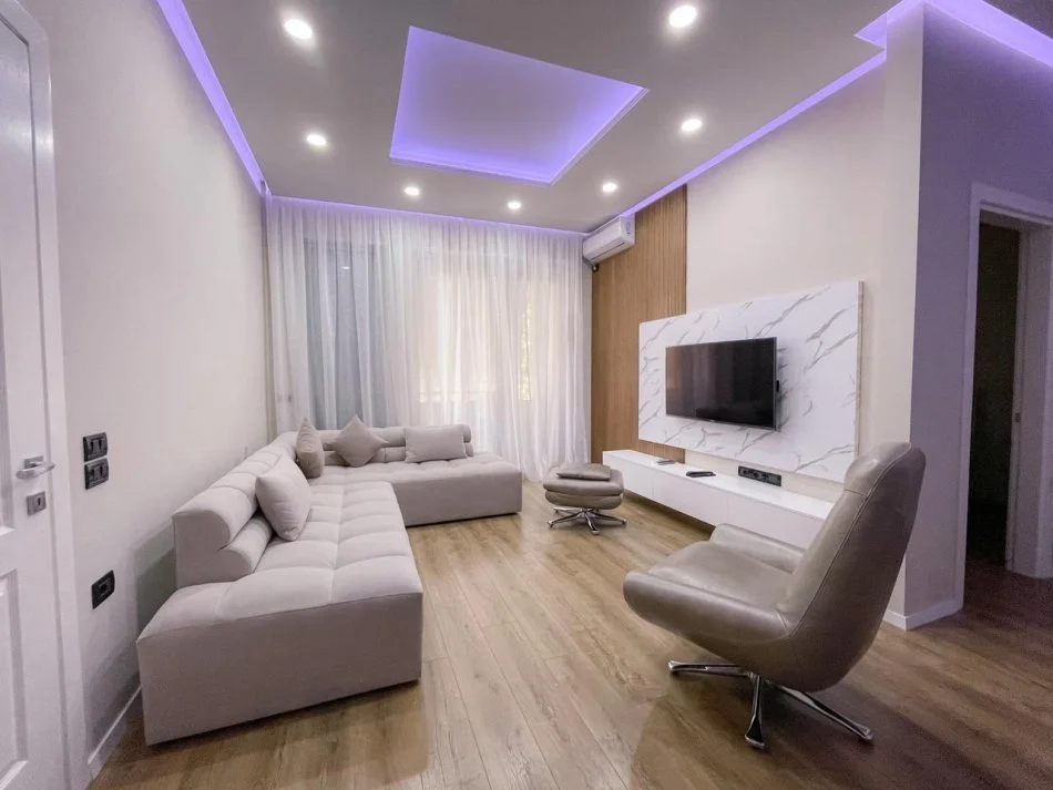 Tirane, jepet me qera apartament 2+1+Ballkon Kati 2, 131 m² 1.200 € (Tek Pazar i Ri (parkim i perfshire))