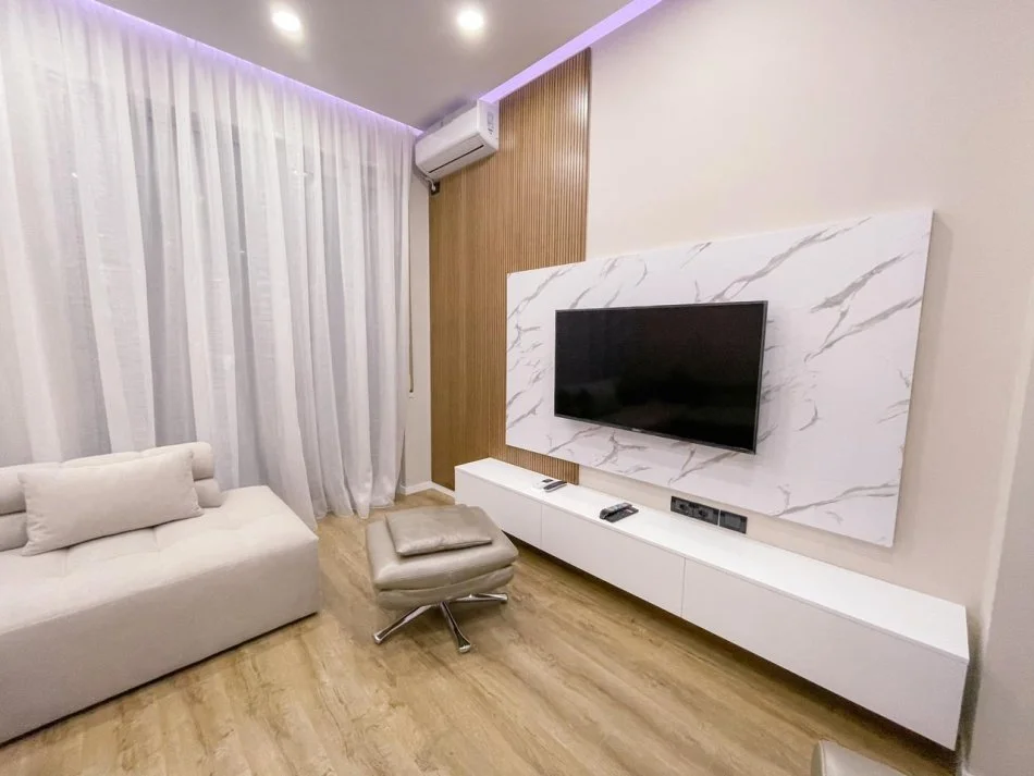 Tirane, jepet me qera apartament 2+1+Ballkon Kati 2, 131 m² 1.200 € (Tek Pazar i Ri (parkim i perfshire))