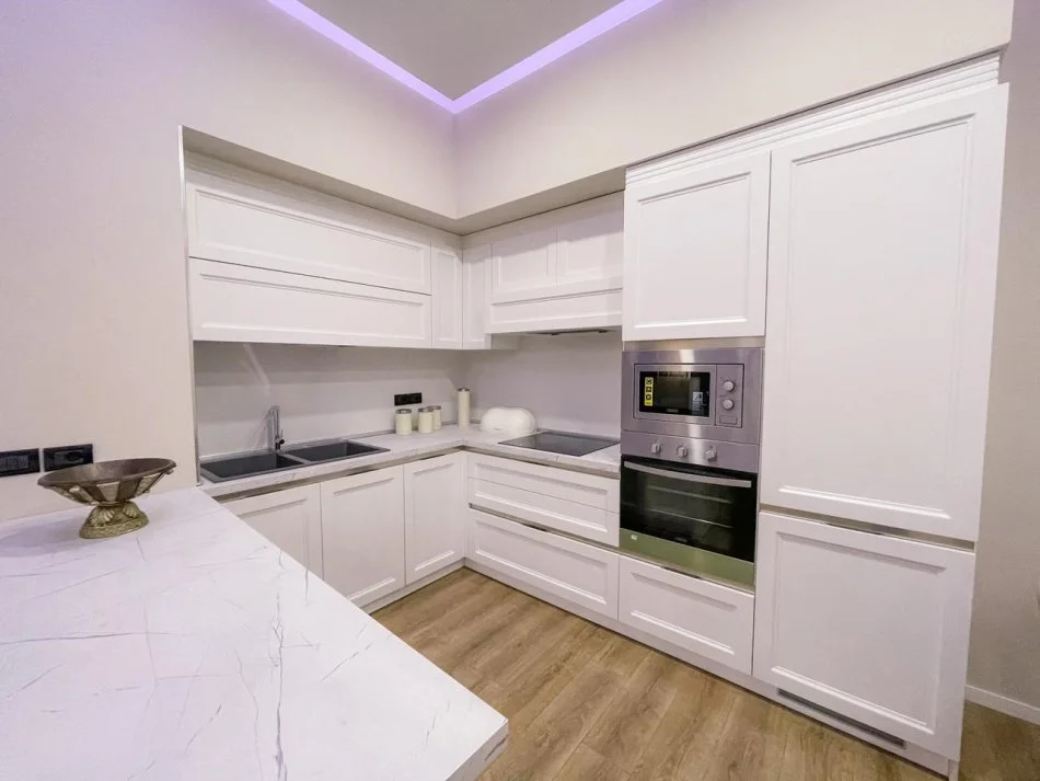 Tirane, jepet me qera apartament 2+1+Ballkon Kati 2, 131 m² 1.200 € (Tek Pazar i Ri (parkim i perfshire))