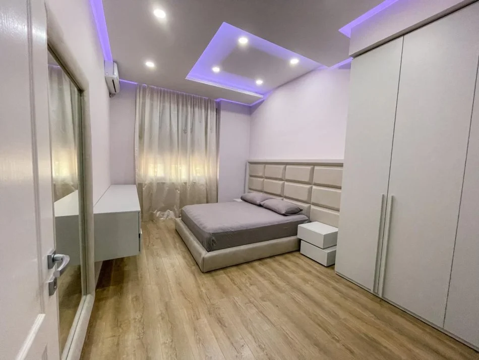 Tirane, jepet me qera apartament 2+1+Ballkon Kati 2, 131 m² 1.200 € (Tek Pazar i Ri (parkim i perfshire))