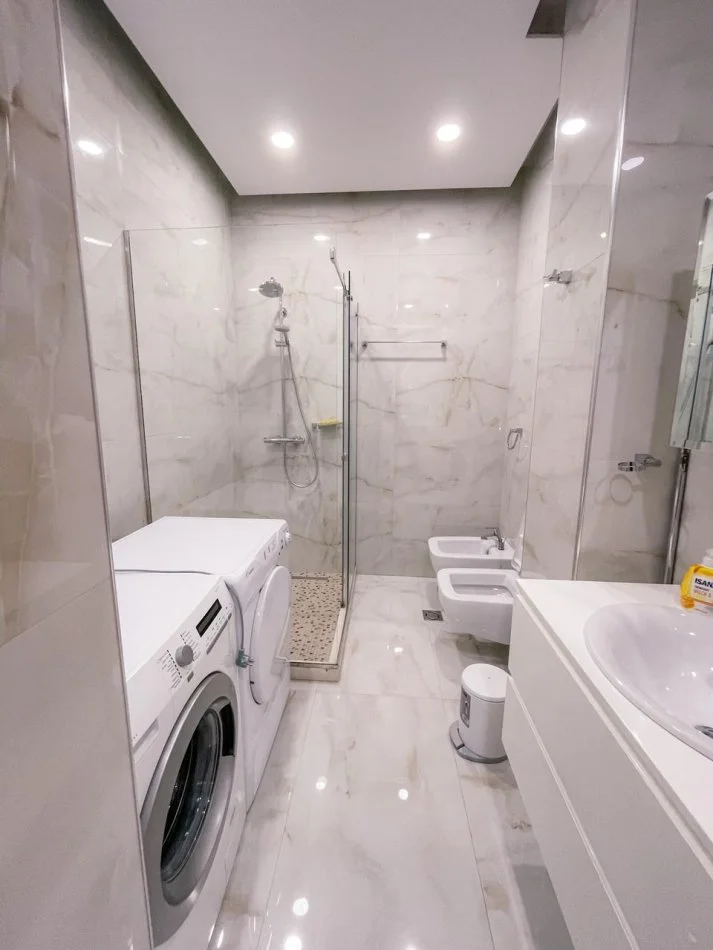 Tirane, jepet me qera apartament 2+1+Ballkon Kati 2, 131 m² 1.200 € (Tek Pazar i Ri (parkim i perfshire))