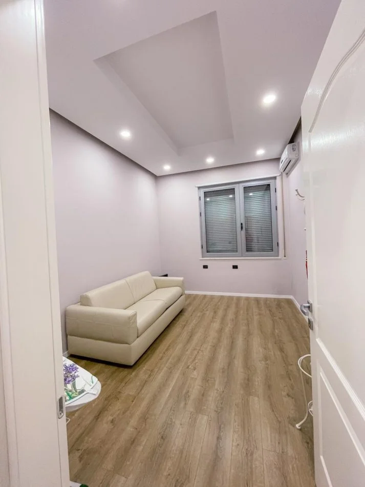 Tirane, jepet me qera apartament 2+1+Ballkon Kati 2, 131 m² 1.200 € (Tek Pazar i Ri (parkim i perfshire))