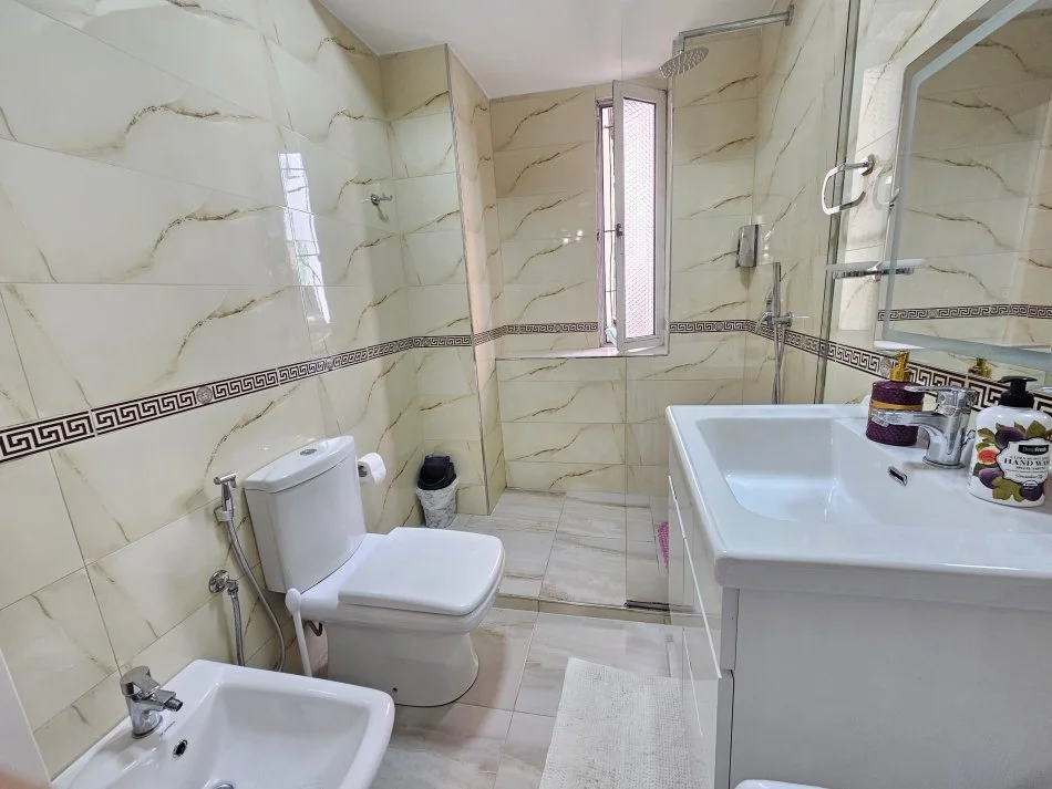 Tirane, jepet me qera apartament 1+1 Kati 1, 50 m² 600 € (Shkolla Osman Myderrizi Rruga Pjeter Budi)