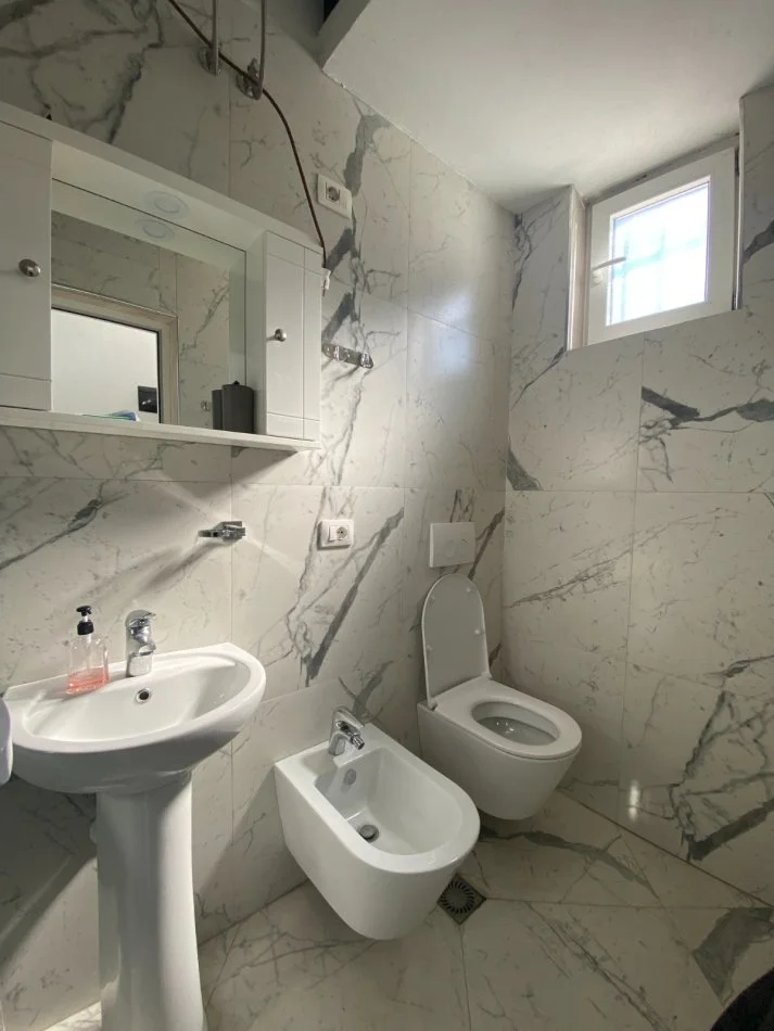 Tirane, jepet me qera apartament 1+1 Kati 0, 50 m² 500 € (Pjeter Budi)