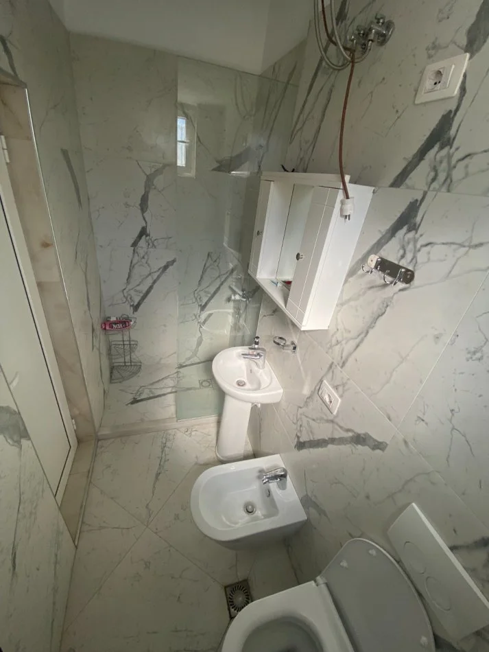 Tirane, jepet me qera apartament 1+1 Kati 0, 50 m² 500 € (Pjeter Budi)