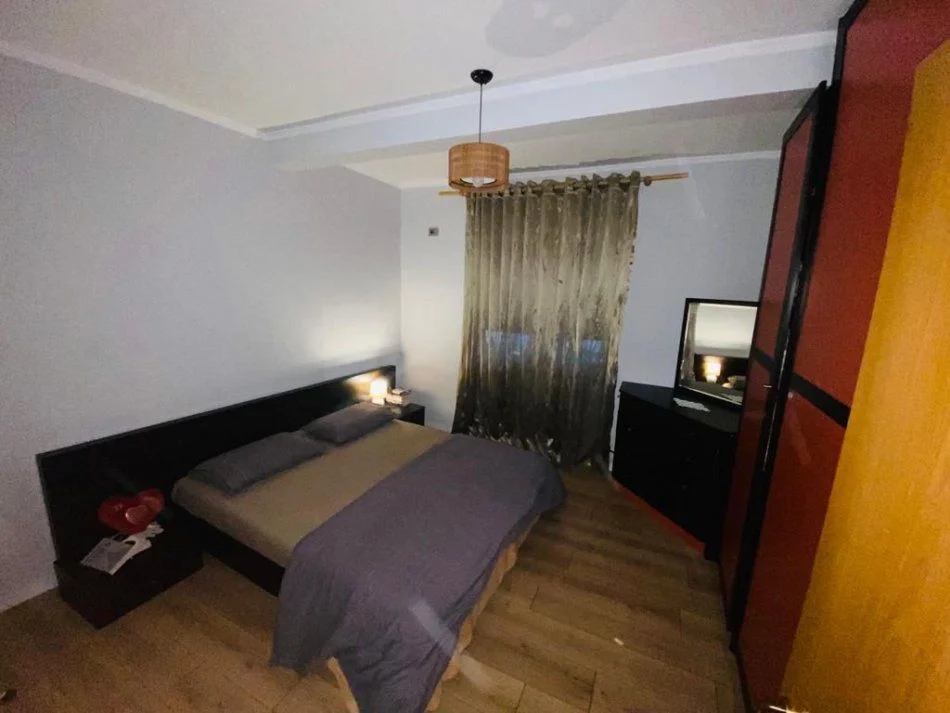 Jepet me qera apartament 2+1+Aneks+Ballkon Kati 2, 100 m² 650 € (Vasil Shanto Shpia Ofertave pran komunes)