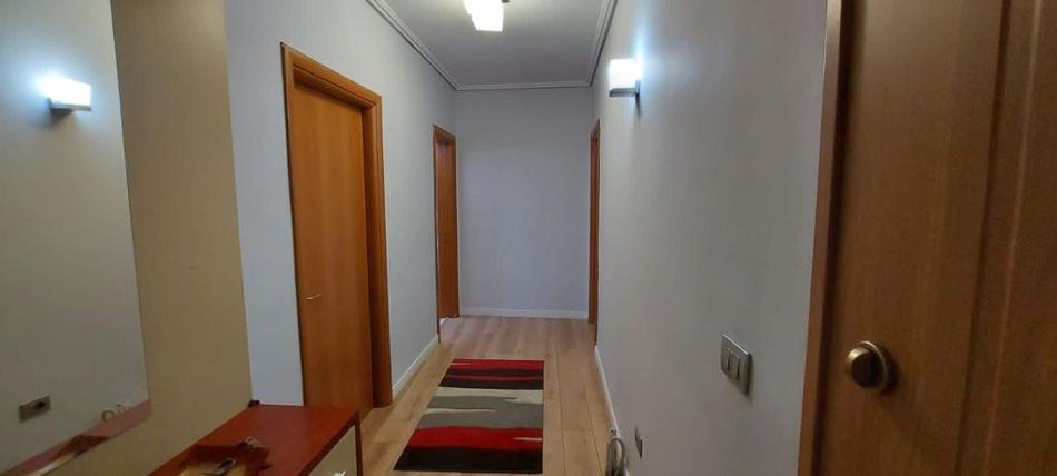 Shqiperi, jepet me qera apartament 2+1+Aneks+Ballkon Kati 2, 100 m² 650 € (Vasil Shanto Shpia Ofertave pran komunes)