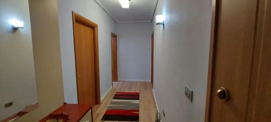 Jepet me qera apartament 2+1+Aneks+Ballkon Kati 2, 100 m² 650 € (Vasil Shanto Shpia Ofertave pran komunes)