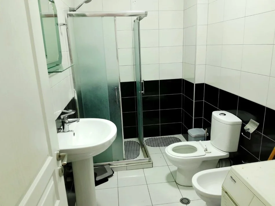 Tirane, jepet me qera apartament 2+1 Kati 4, 100 m² 450 € 
