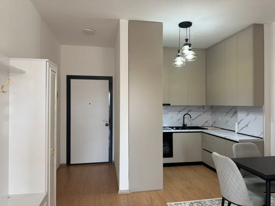 Tirane, jepet me qera apartament 2+1+Ballkon Kati 4, 120 m² 700 € (Fusha e Aviacionit)