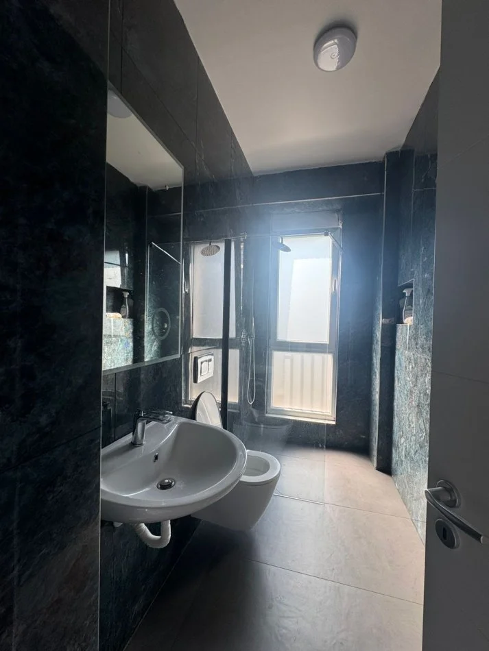 Tirane, jepet me qera apartament 2+1+Ballkon Kati 4, 120 m² 700 € (Fusha e Aviacionit)