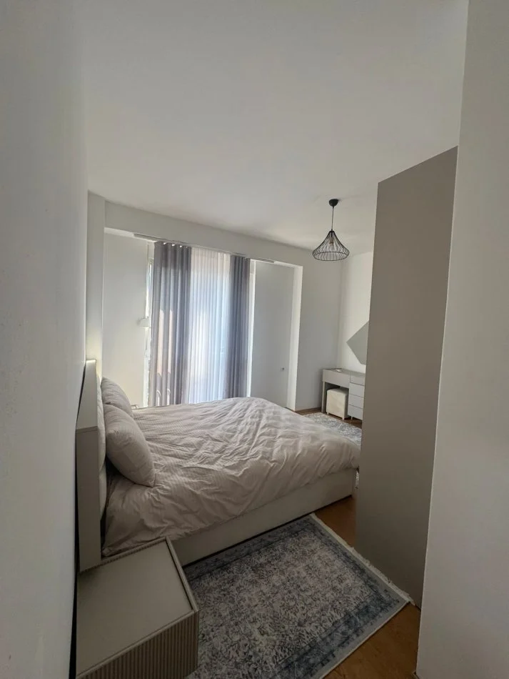 Tirane, jepet me qera apartament 2+1+Ballkon Kati 4, 120 m² 700 € (Fusha e Aviacionit)