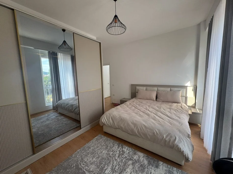Tirane, jepet me qera apartament 2+1+Ballkon Kati 4, 120 m² 700 € (Fusha e Aviacionit)